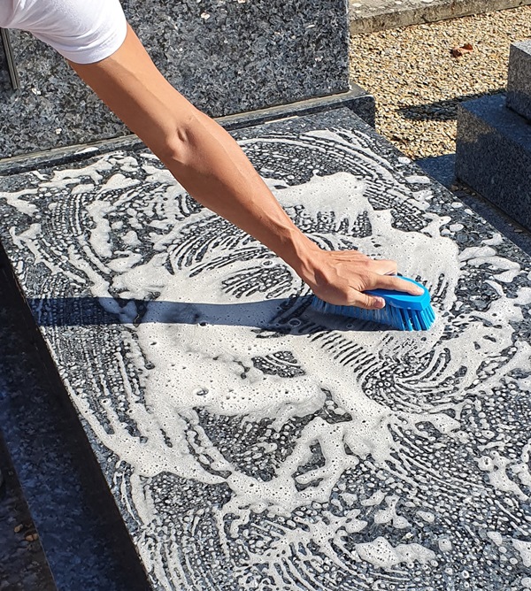 Nettoyage (brossage, lessivage, lustrage) de tombe en granit (marbre, béton)